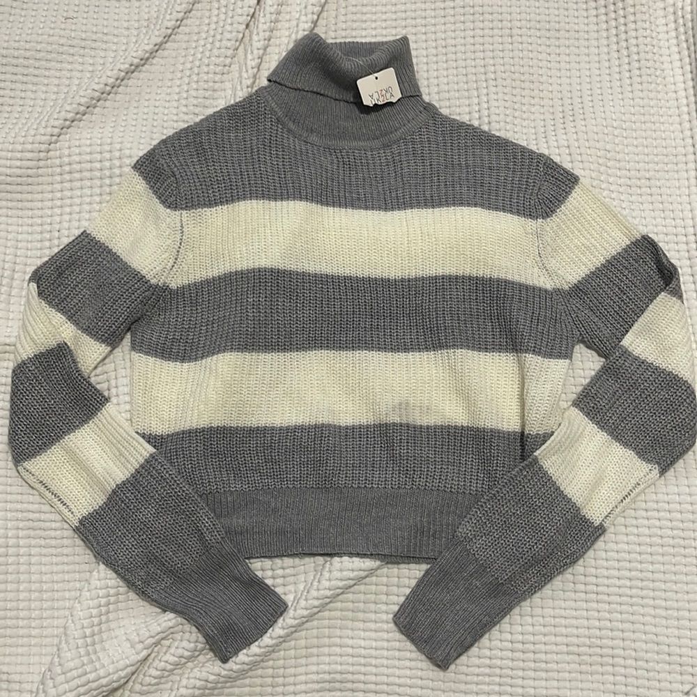 NWT- UK2LA- M. Knit Striped Turtleneck Short Fit